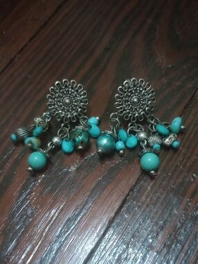 🧡$5 Bundled. Vtg Turquoise Beaded Dangle Clip Earrings - Silver